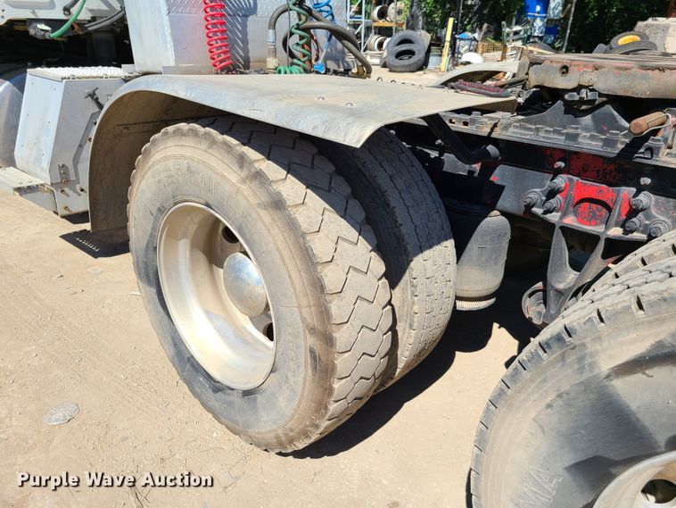 image for item EL9975 2014 International ProStar  semi truck