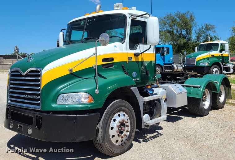image for item EL9982 2013 Mack CXU613  semi truck