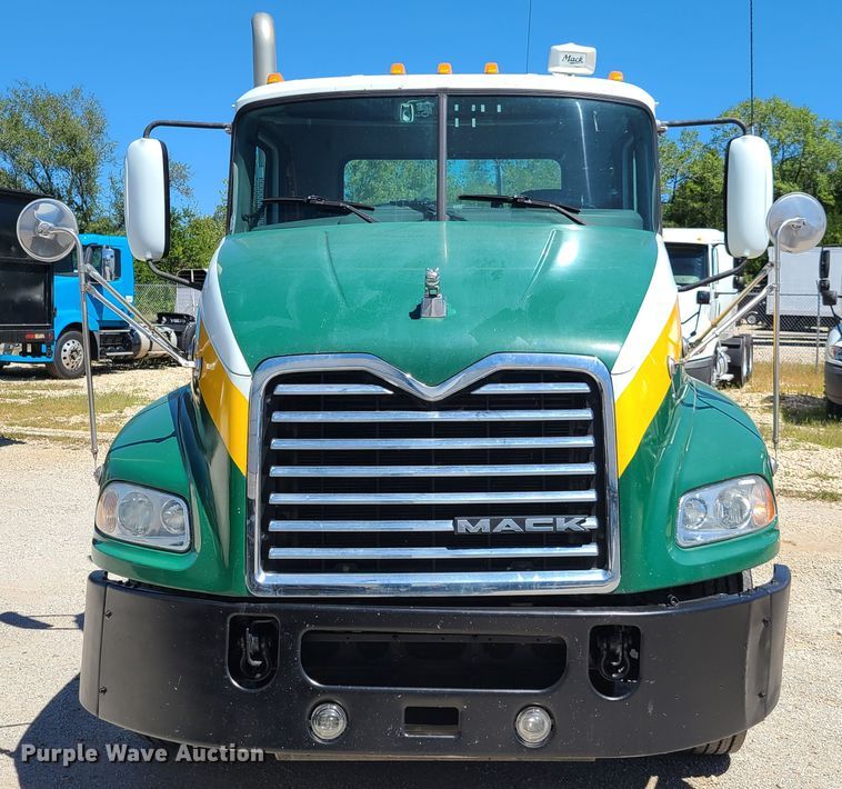 image for item EL9982 2013 Mack CXU613  semi truck