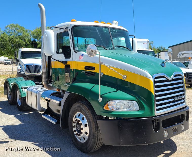 image for item EL9982 2013 Mack CXU613  semi truck