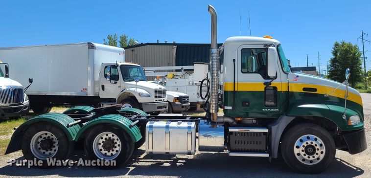 image for item EL9982 2013 Mack CXU613  semi truck