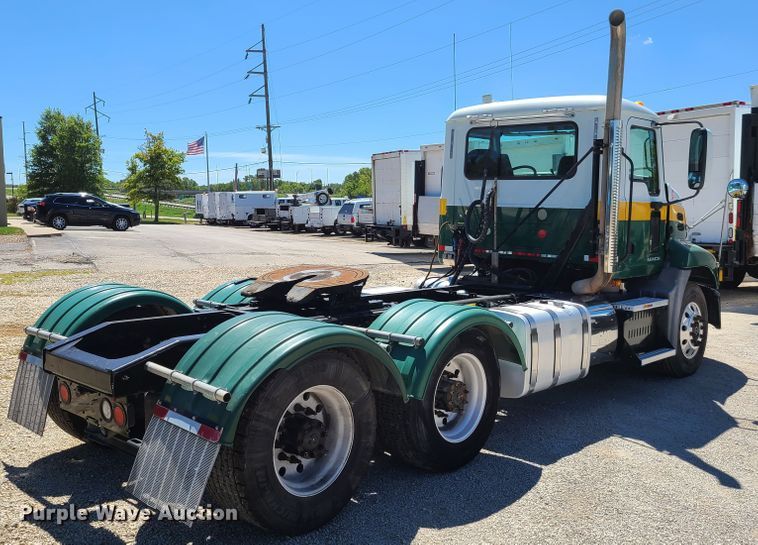 image for item EL9982 2013 Mack CXU613  semi truck