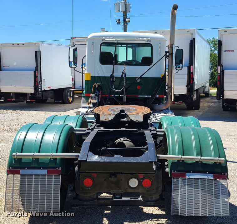 image for item EL9982 2013 Mack CXU613  semi truck