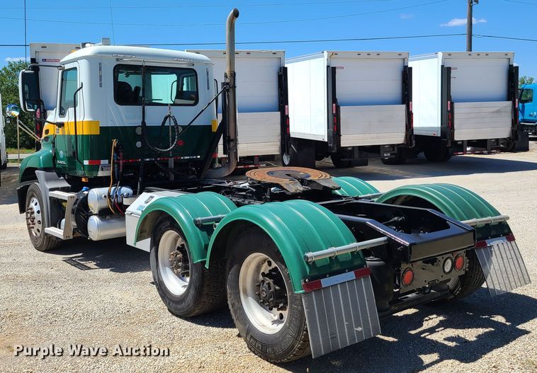 image for item EL9982 2013 Mack CXU613  semi truck