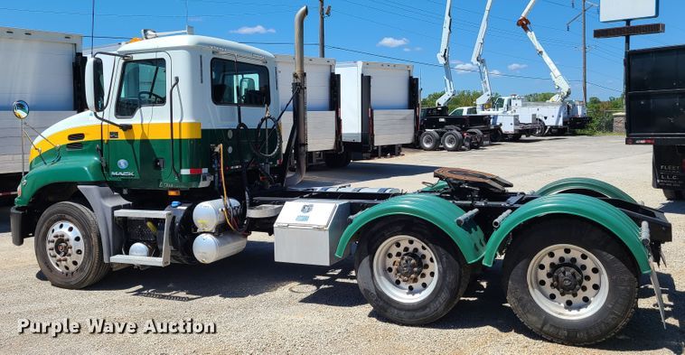 image for item EL9982 2013 Mack CXU613  semi truck