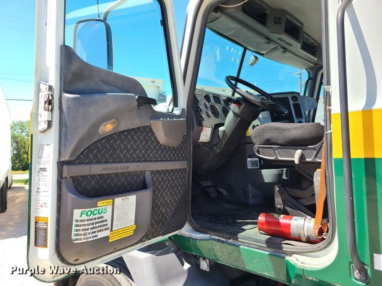 image for item EL9982 2013 Mack CXU613  semi truck