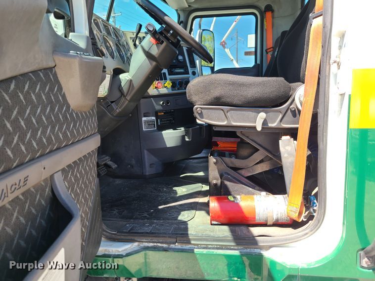 image for item EL9982 2013 Mack CXU613  semi truck