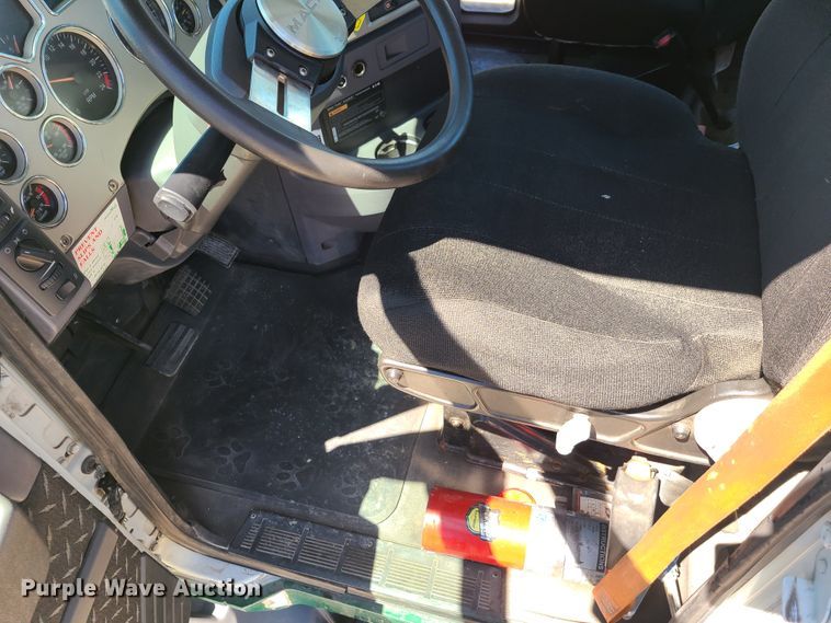 image for item EL9982 2013 Mack CXU613  semi truck