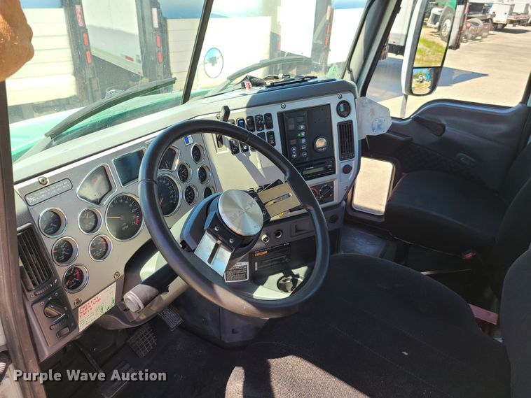 image for item EL9982 2013 Mack CXU613  semi truck