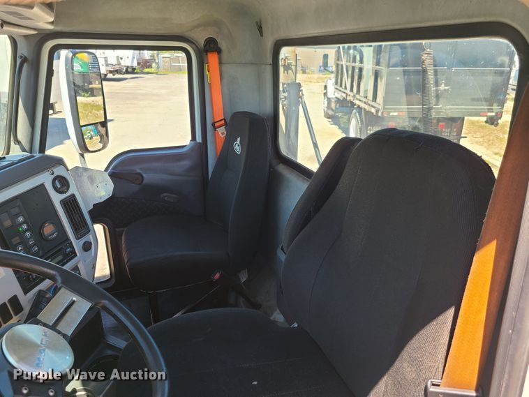 image for item EL9982 2013 Mack CXU613  semi truck