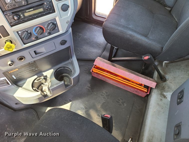 image for item EL9982 2013 Mack CXU613  semi truck