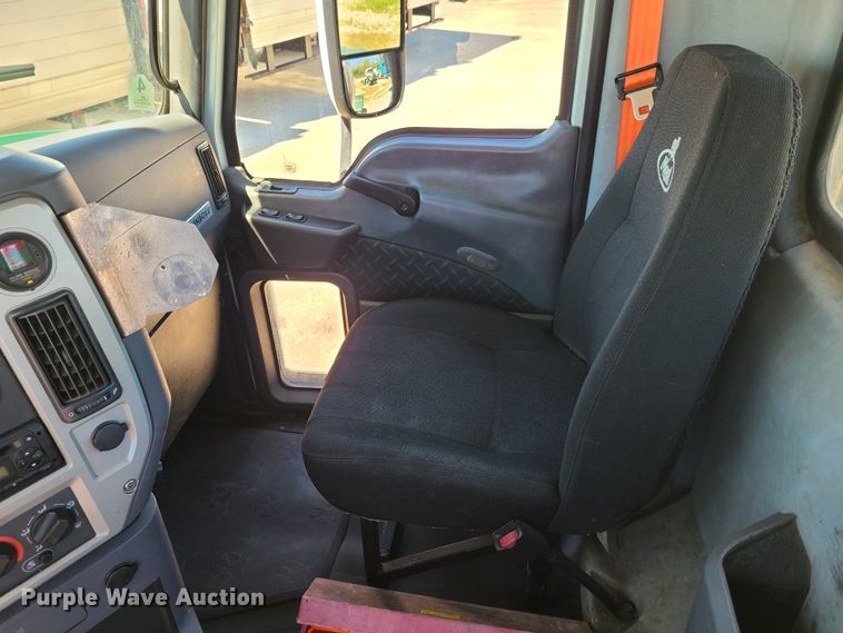 image for item EL9982 2013 Mack CXU613  semi truck