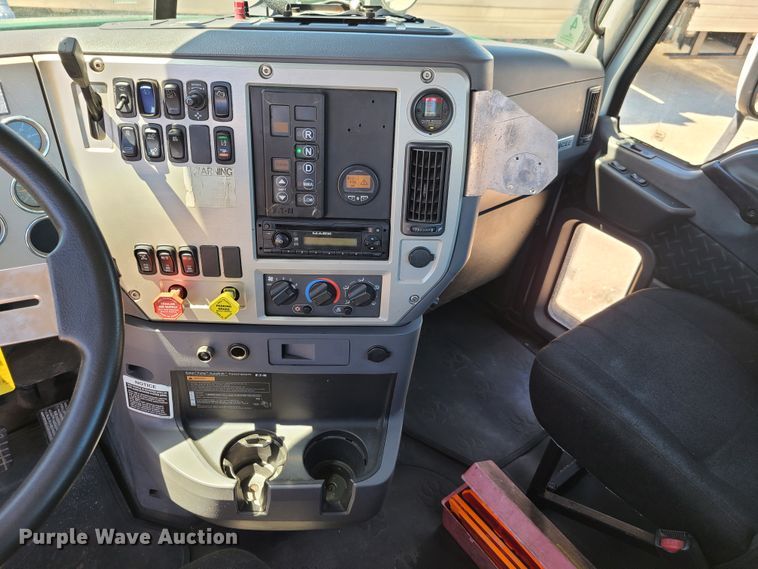 image for item EL9982 2013 Mack CXU613  semi truck