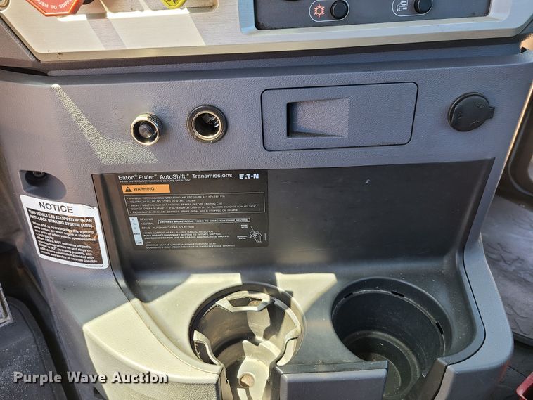 image for item EL9982 2013 Mack CXU613  semi truck