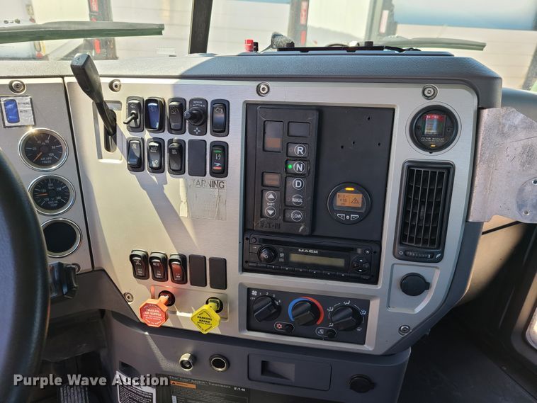 image for item EL9982 2013 Mack CXU613  semi truck