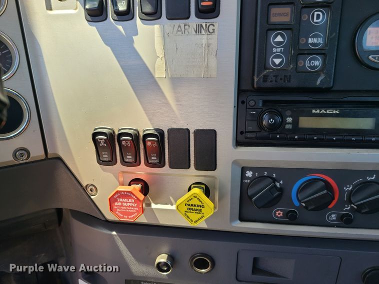 image for item EL9982 2013 Mack CXU613  semi truck