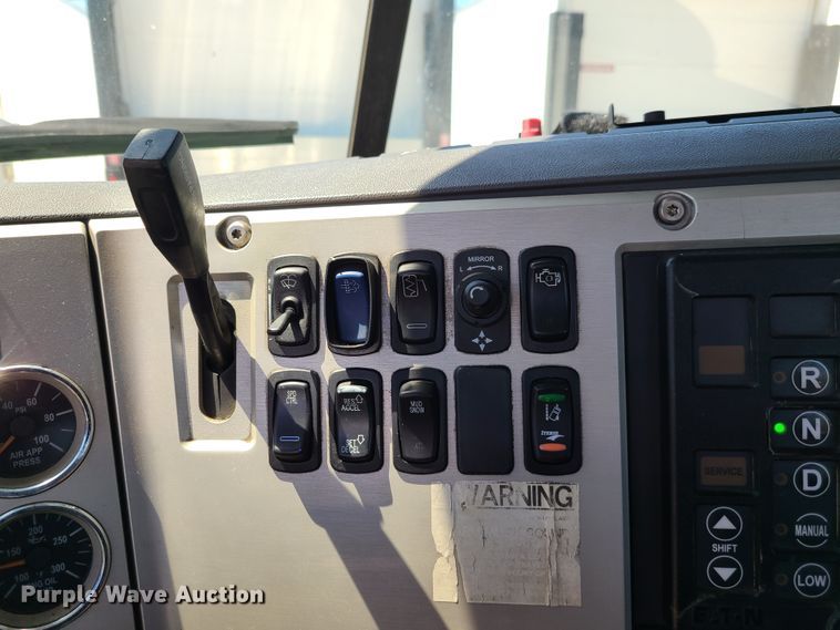 image for item EL9982 2013 Mack CXU613  semi truck