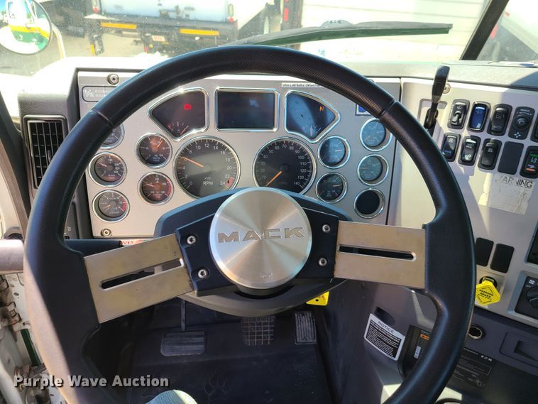 image for item EL9982 2013 Mack CXU613  semi truck