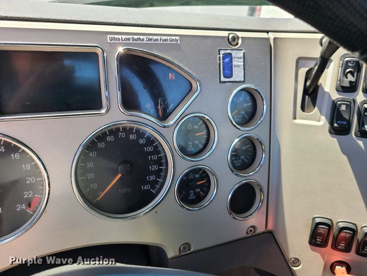 image for item EL9982 2013 Mack CXU613  semi truck