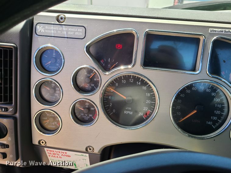 image for item EL9982 2013 Mack CXU613  semi truck