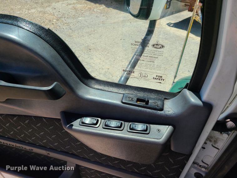 image for item EL9982 2013 Mack CXU613  semi truck