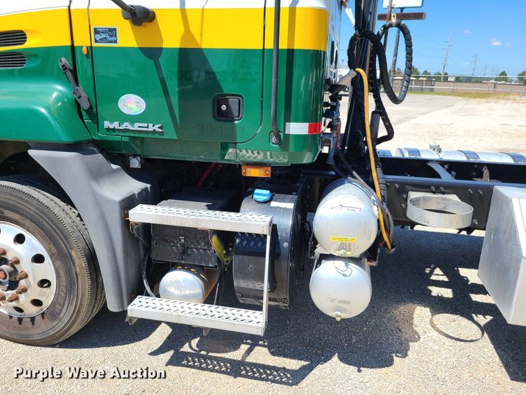 image for item EL9982 2013 Mack CXU613  semi truck