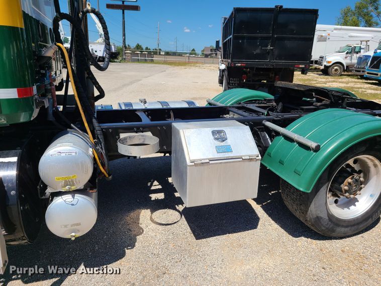 image for item EL9982 2013 Mack CXU613  semi truck