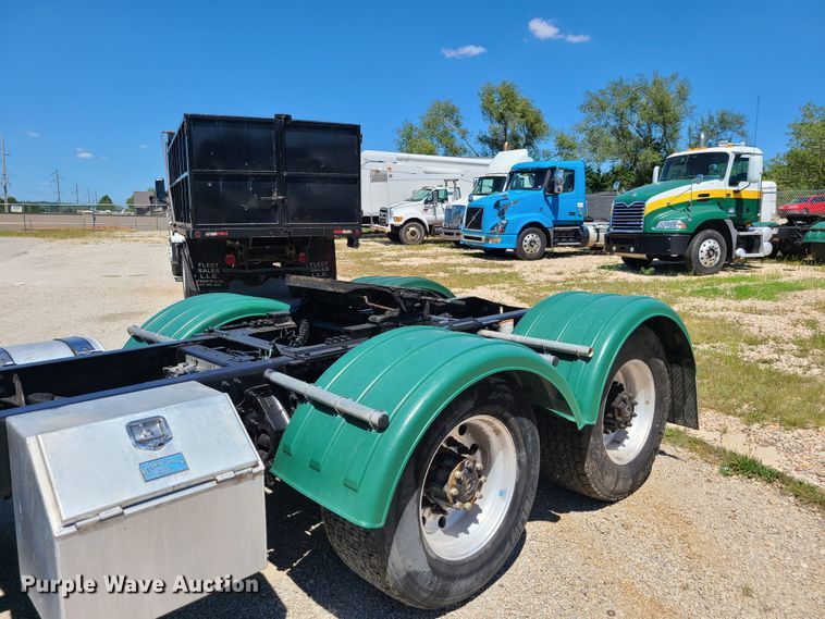 image for item EL9982 2013 Mack CXU613  semi truck