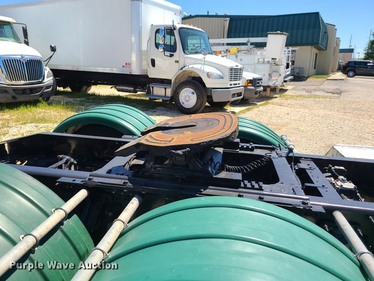 image for item EL9982 2013 Mack CXU613  semi truck