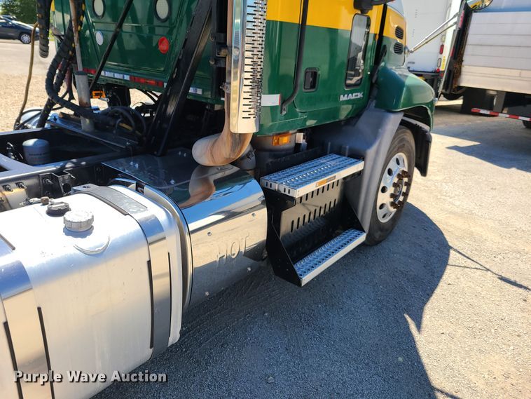 image for item EL9982 2013 Mack CXU613  semi truck