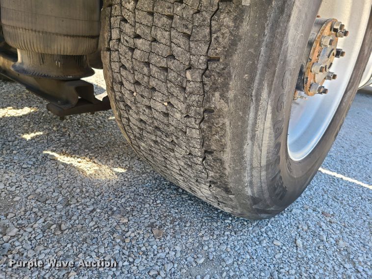 image for item EL9982 2013 Mack CXU613  semi truck