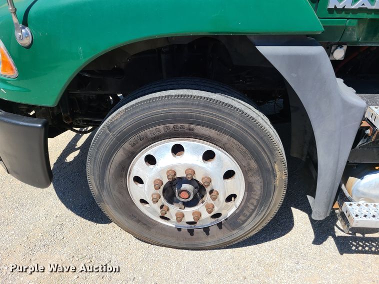 image for item EL9982 2013 Mack CXU613  semi truck