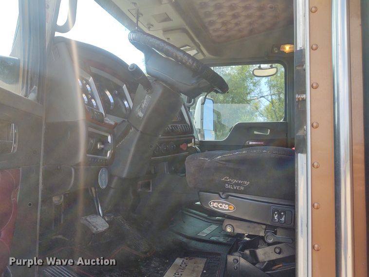 image for item EQ9410 2009 Kenworth T600  semi truck