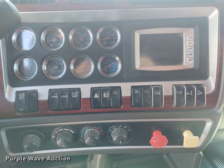 image for item EQ9410 2009 Kenworth T600  semi truck