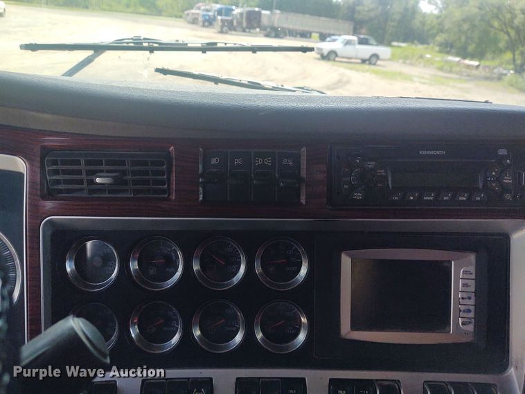 image for item EQ9410 2009 Kenworth T600  semi truck