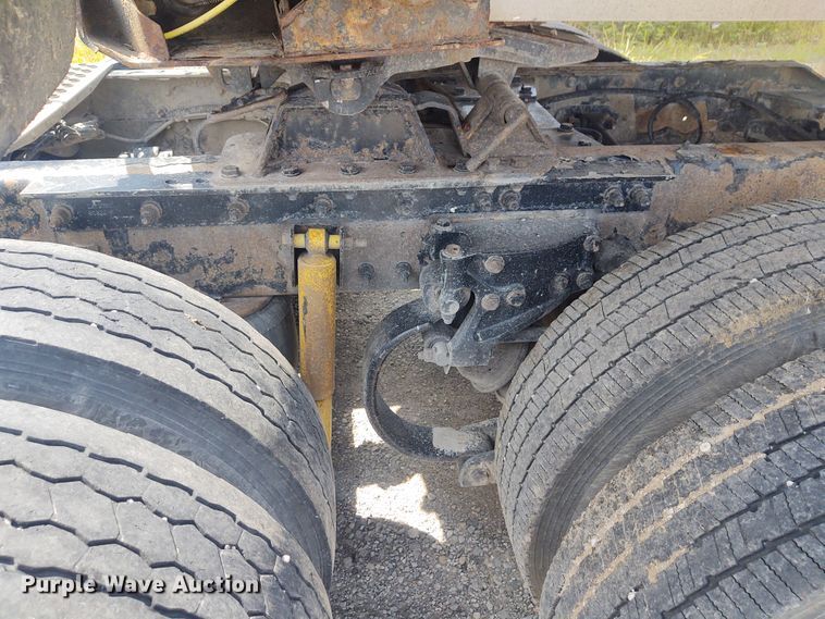 image for item EQ9410 2009 Kenworth T600  semi truck