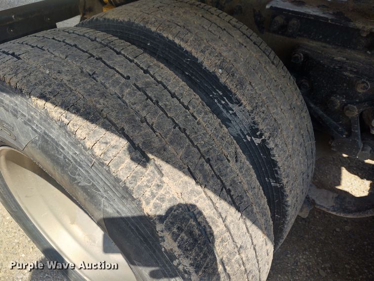 image for item EQ9410 2009 Kenworth T600  semi truck