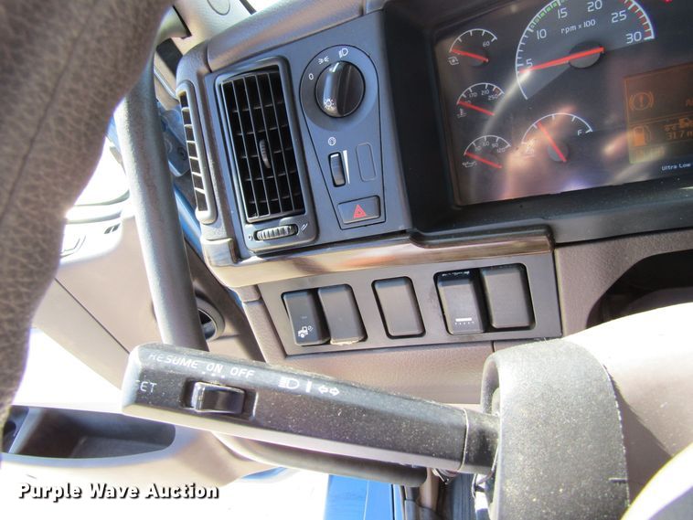 image for item GQ9084 2012 Volvo VNL630  semi truck