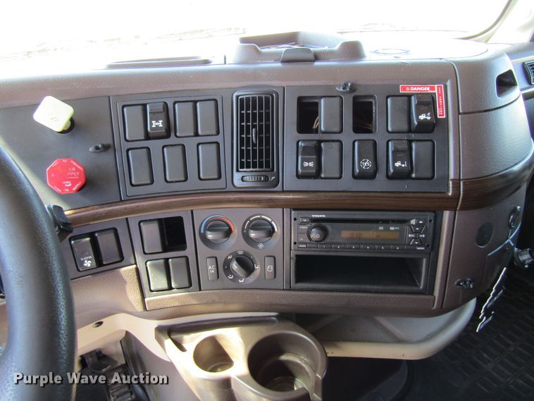 image for item GQ9084 2012 Volvo VNL630  semi truck