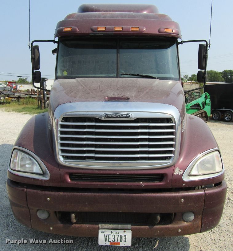 image for item GQ9091 2005 Freightliner Columbia  semi truck