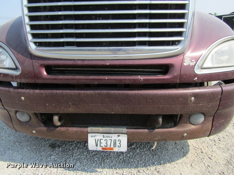 image for item GQ9091 2005 Freightliner Columbia  semi truck