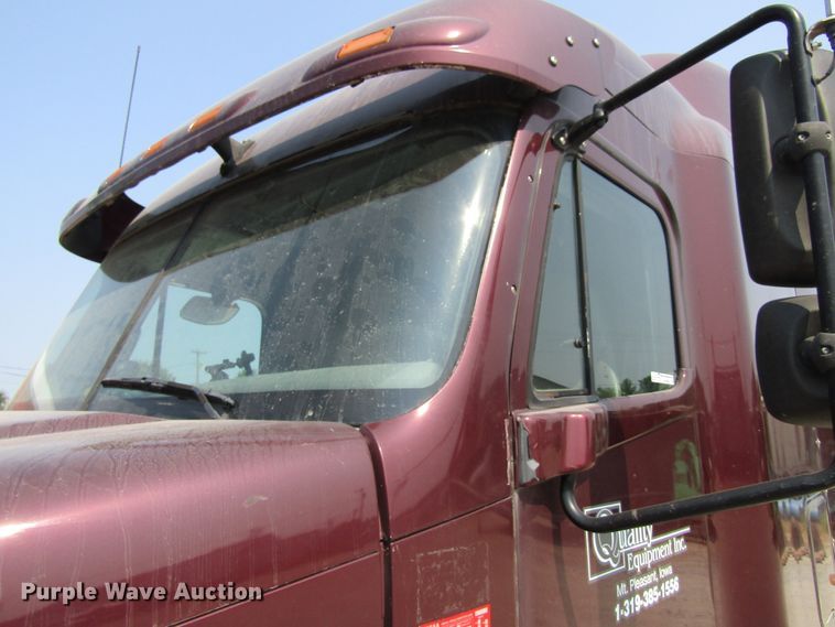 image for item GQ9091 2005 Freightliner Columbia  semi truck