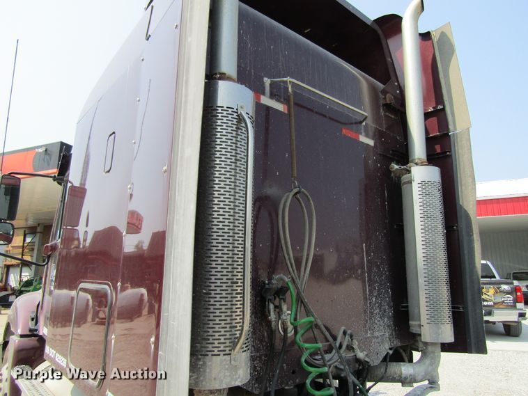 image for item GQ9091 2005 Freightliner Columbia  semi truck