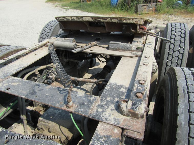 image for item GQ9091 2005 Freightliner Columbia  semi truck