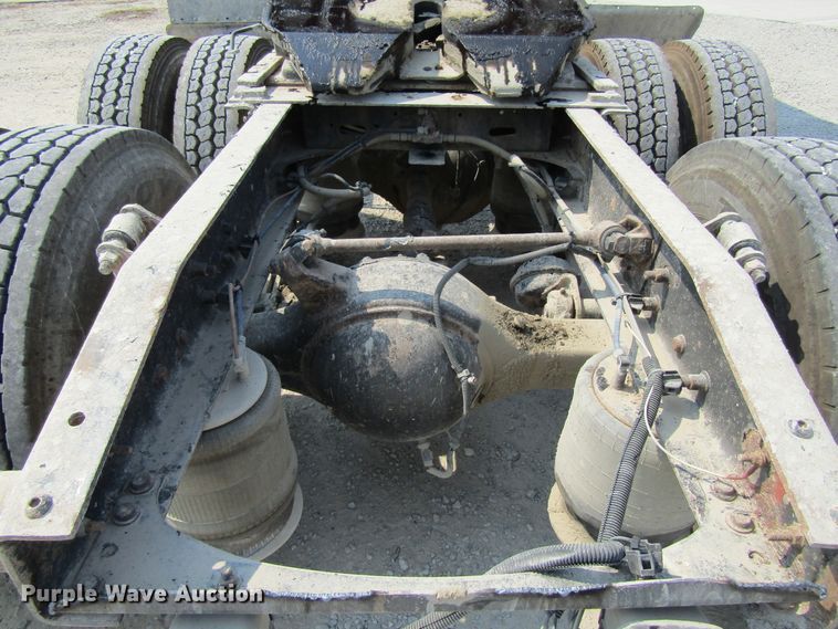 image for item GQ9091 2005 Freightliner Columbia  semi truck