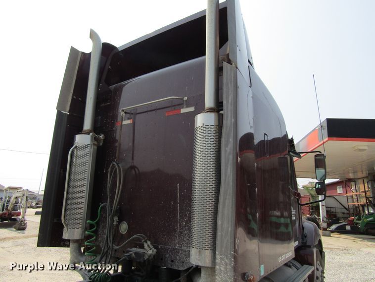 image for item GQ9091 2005 Freightliner Columbia  semi truck