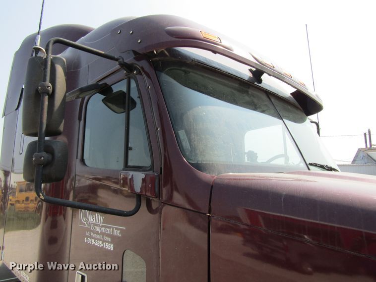 image for item GQ9091 2005 Freightliner Columbia  semi truck
