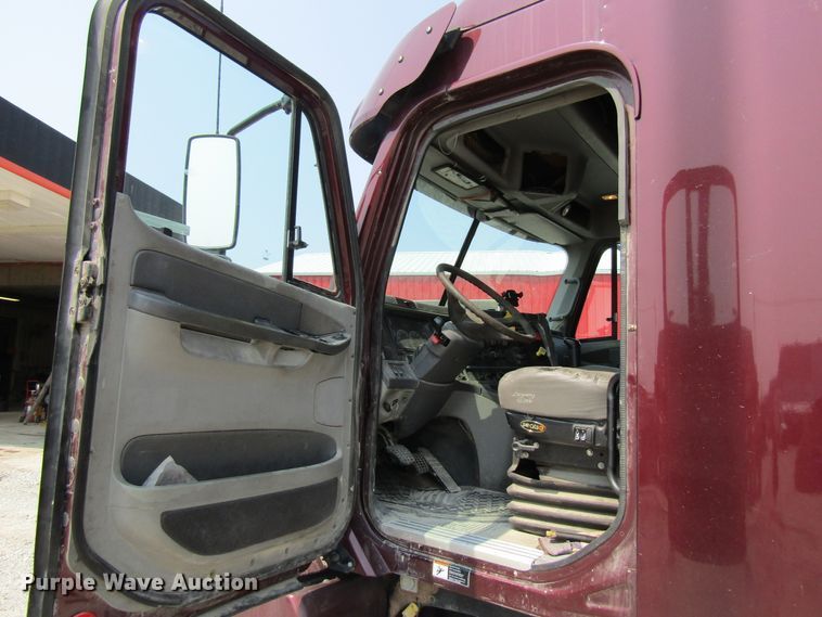 image for item GQ9091 2005 Freightliner Columbia  semi truck