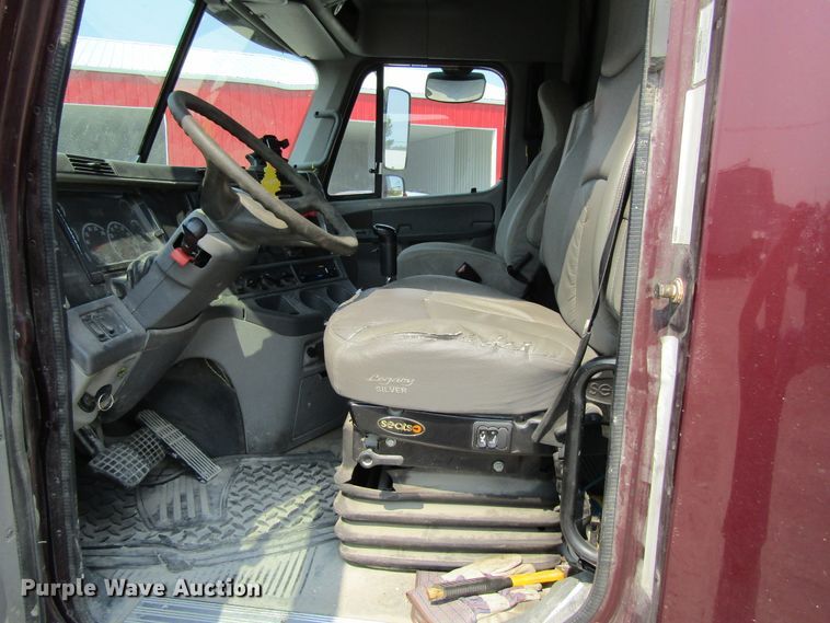 image for item GQ9091 2005 Freightliner Columbia  semi truck