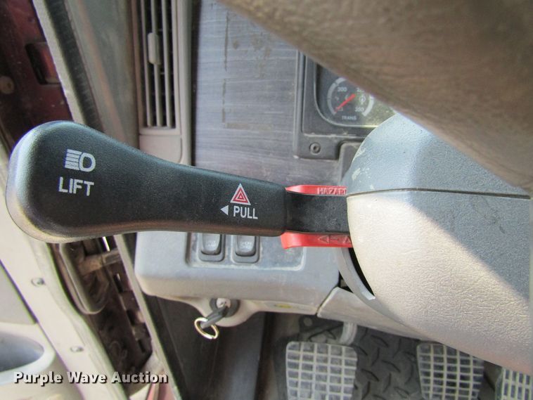 image for item GQ9091 2005 Freightliner Columbia  semi truck